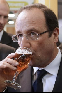 Hollande drinking a beer