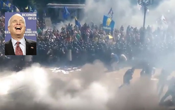 1-Kiev-Protester-Grenade-Svoboda-Nazi-McCain