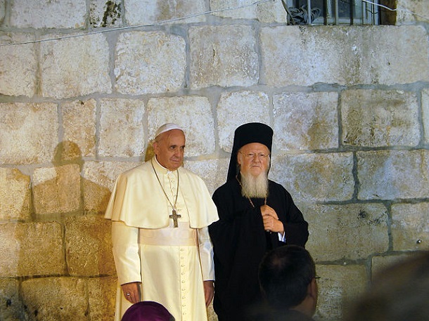640px-Pope_Franciscus_&_Patriarch_Bartholomew_I_in_the_Church_of_the_Holy_Sepulchre_in_Jerusalem_(1)